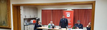 Fachdienstleitung Bürgerservice Nadine von Hörsten, Schriftwart Hermann Hoppenstedt, Ortsbrandmeister Henning Schmidt, Gemeindebrandmeister Oliver Hermann und Gemeindebürgermeister Dirk Oelmann stehen der JHV vor