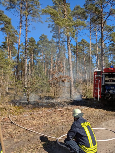 Feuerwehrmann am Löschen